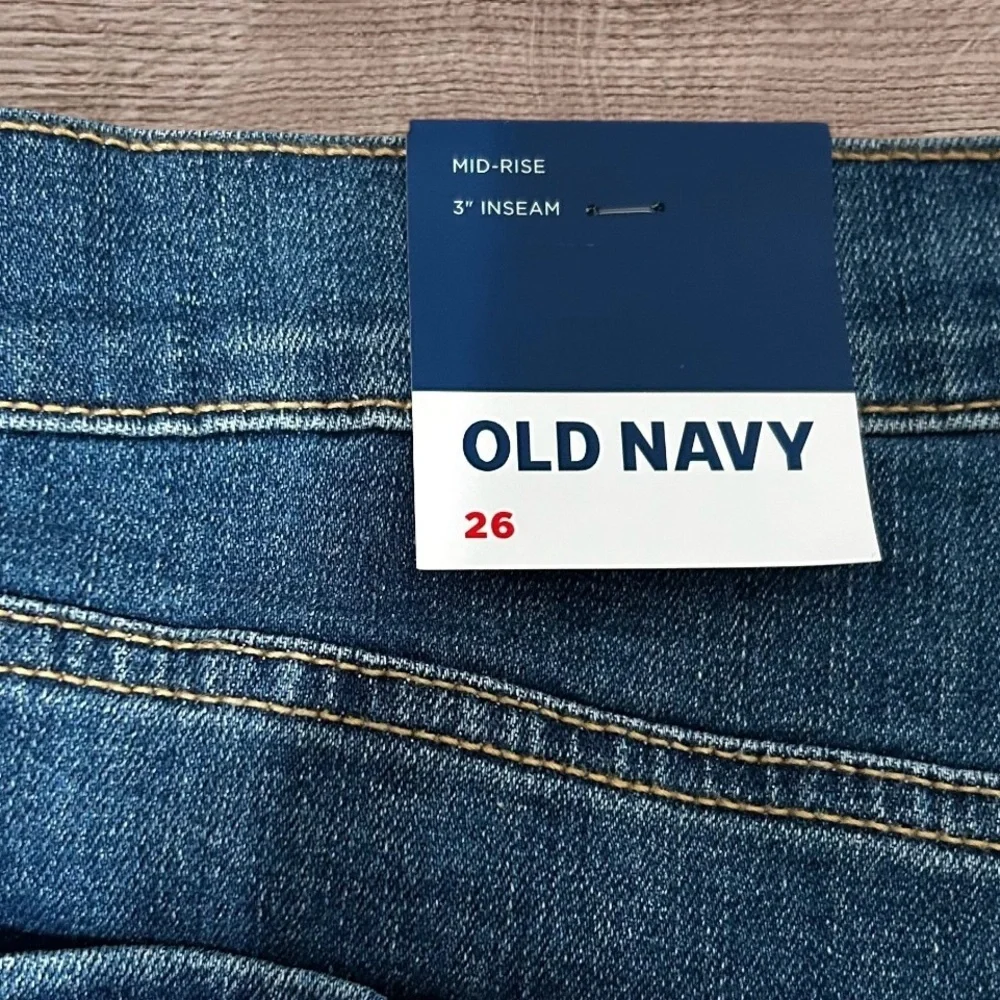 Old Navy NEW Mid Rise Medium Wash Denim Shorts Women’s Plus Size 26 NWT